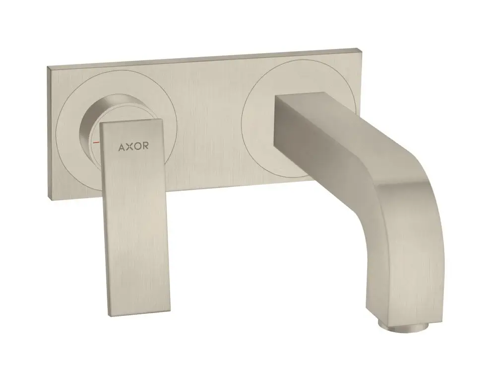 Waschtischmischer von AXOR mit Unterputzmontage. Der Hebelgriff und der gebogene Auslauf sind aus gebürstetem Nickel gefertigt und fixiert auf einer rechteckigen Platte.